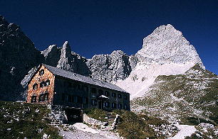 Ostwand der Lamsenspitze über der Lamsenjochhütte (8.9.02) [Zum Vergrößern anklicken]