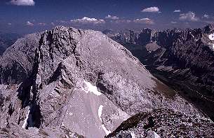 Östliche Karwendelspitze von der Vogelkarspitze [Zum Vergrößern anklicken]